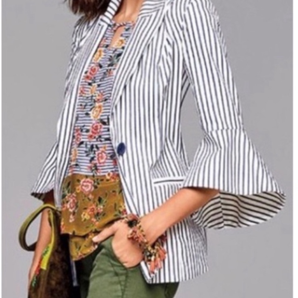 Cabi Olé Bell Sleeve Navy Striped Blazer
Jacket Size 6